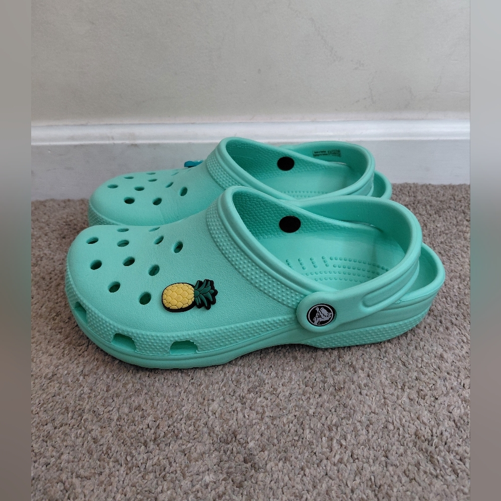 Crocs Unisex Men Size 5 Women Size 7 Aqua Clogs with Pineapple Charm